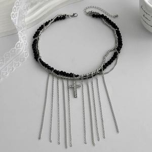 Detail der gotischen schwarzen Perlenkette mit silbernen Fransen und Kristallkreuz-Anhänger