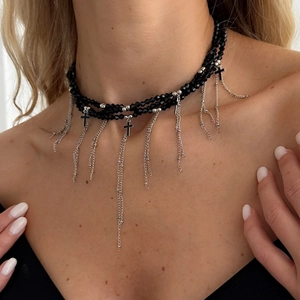 Schwarze Perlen-Halskette mit silbernen Kreuzanhängern und hängenden Quastenketten für Damen