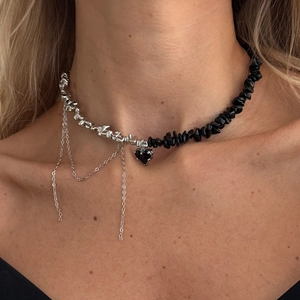 Asymmetrischer Choker mit Silberperlen, schwarzen Kiessteinen und einem Herzanhänger