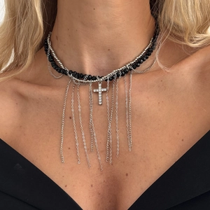 Gothik-Choker mit schwarzen Perlen, Silberfransen und funkelndem Strass-Kreuzanhänger