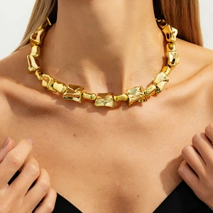 Macro-detail van de geometrische gouden schakelketting en metalen choker-structuren