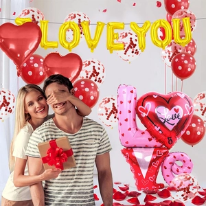 Déco de Saint Valentin romantique avec ballons cœur et ballons lettres dorées I LOVE YOU