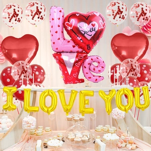Table de dessert romantique avec ballons LOVE en aluminium et décorations de cœur