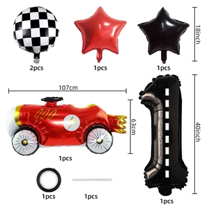 Set de fête de course avec voiture rouge, chiffre 1 noir et ballons à damier noir et blanc
