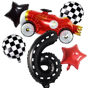 Set de ballons de course avec voiture rouge, cercles à damiers et chiffre 6 noir