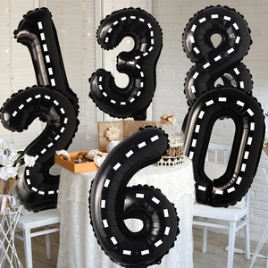 Détail des ballons chiffres noirs de 40 pouces avec motifs de route pour fête de course