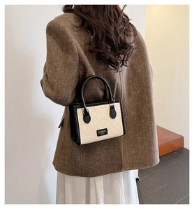 Vue arrière extérieure d'un petit sac carré à motif damier avec bandoulière
