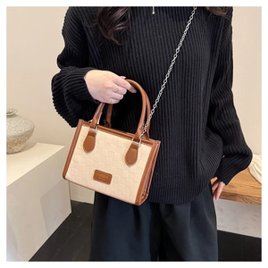 Détail du mini sac à damier beige avec bordure en cuir marron et chaîne argentée