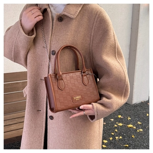 Sac bandoulière marron en similicuir avec texture gaufrée et chaîne argentée élégante