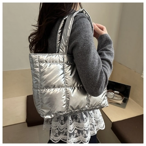 Sac fourre-tout matelassé argenté en nylon métallisé rembourré montré en usage quotidien