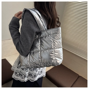 Détail du sac cabas matelassé argenté en tissu brillant avec bandoulière large