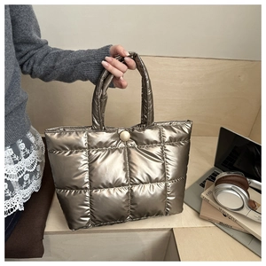 Vue macro d'un sac cabas métallisé matelassé avec des poignées rembourrées chic