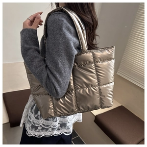 Détail d'un grand sac cabas matelassé doré avec une texture rembourrée élégante