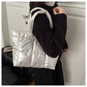 Détails du sac cabas matelassé argenté métallisé avec texture à carreaux chic