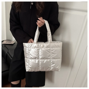 Sac fourre-tout matelassé blanc perle métallisé avec design bouffant et bouton rond