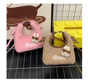 Détail de sacs mignons en laine d'agneau avec têtes de lapin 3D et broderie