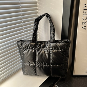 Sac fourre-tout matelassé noir brillant avec motif à damier et fermeture à bouton