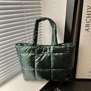 Sac fourre-tout matelassé vert foncé avec finition métallique brillante et surpiqûres