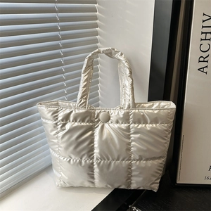 Sac fourre-tout matelassé argenté métallisé avec poignées et motif de surpiqûres carrées