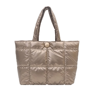Sac fourre-tout matelassé en nylon doré avec finition métallique et fermoir aimanté