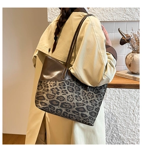 Detail der Leopardenmuster-Leder-Patchwork-Verarbeitung an der großen Shopper-Tasche