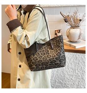 Detail der Tragetasche mit Leopardenmuster kombiniert mit einem beigen Trenchcoat-Look