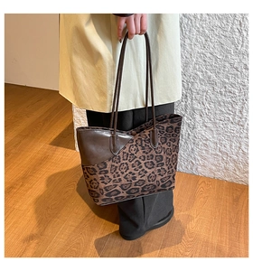 Detailansicht der Canvas-Leopardenmuster und braunem Lederstitching am Shopper