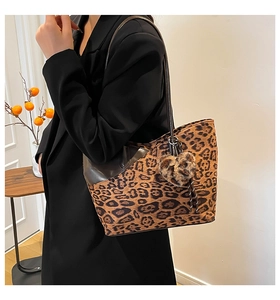 Leopard-Print Shopper mit Herz-Anhänger und langem Riemen am Modell zur Größenansicht