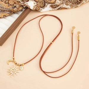 Collana boho con ciondolo sole e luna, cordino in pelle marrone e perline dorate