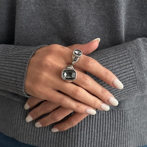 Anello massiccio argento con due diamanti in acrilico grigio taglio smeraldo sulla mano