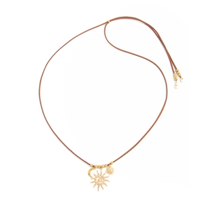 Collana lunga in corda marrone con pendente dorato a forma di sole luna e stelle