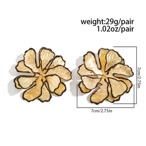 Detail of golden flower earrings with size 7cm diameter and weight 29g specifications