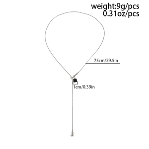 Detail van roestvrijstalen Y-ketting met de lengte en afmetingen van de zwarte vierkante hanger