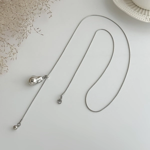 Minimalistische zilveren roestvrijstalen slangenketting met organische druppel hanger
