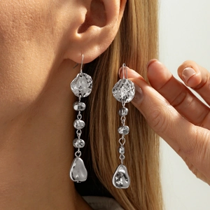 Boucles d'oreilles pendantes en métal liquide argenté avec texture martelée