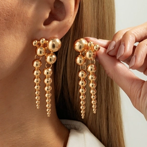 Boucles d'oreilles dorées à pampilles perlées avec sphères géométriques et fini brillant