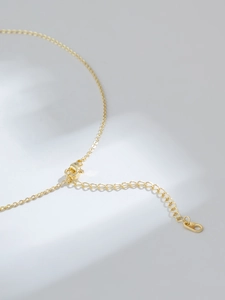 Détail du fermoir mousqueton doré et de la chaîne réglable du collier de perles