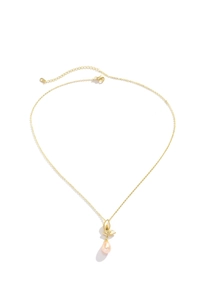 Détail d'un collier papillon doré avec un pendentif en perle d'eau douce rose