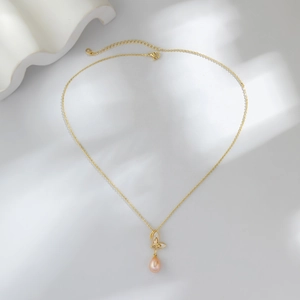 Collier rétro doré à l'or fin avec pendentif papillon et perle d'eau douce rose
