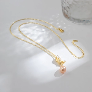 Collier lapin doré élégant avec perle d'eau douce naturelle et détails en cristal