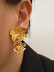 Dettaglio degli orecchini a doppio fiore placcati in oro 18 carati con petali texturizzati