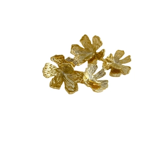 Orecchini a fiore in oro 18K vintage con texture 3D su sfondo bianco pulito