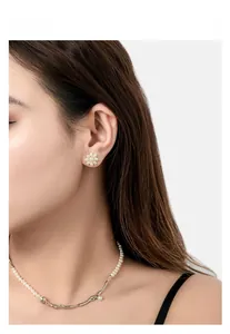 Nahaufnahme von Model mit S925 Silber Blumen-Perlenohrringen und schlichter Halskette