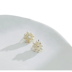 Elegante Blumenstecker aus S925 Silber mit natürlichen weißen Süßwasserperlen