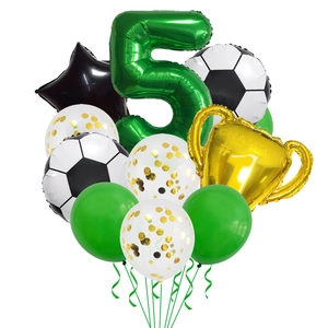 Detalle del kit fiesta fútbol con número 5 verde, trofeo dorado y globos de fútbol