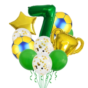 Macro de globo trofeo y globos de fútbol para fiesta de 7 años con temática