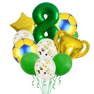 Detalle de globo trofeo campeón y número 8 verde para decoración fiesta de fútbol