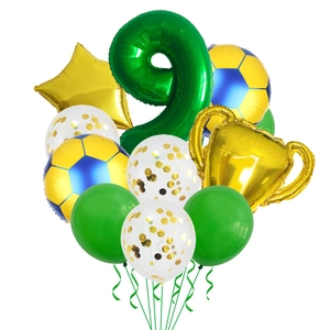 Detalle de globos de trofeo de fútbol y set de globos verdes con el número nueve