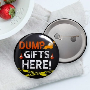 Spilla in latta tema cantiere con slogan Dump Gifts Here e design con nastro di cautela