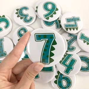 Cute green dinosaur number 7 badge for children birthday party decorations